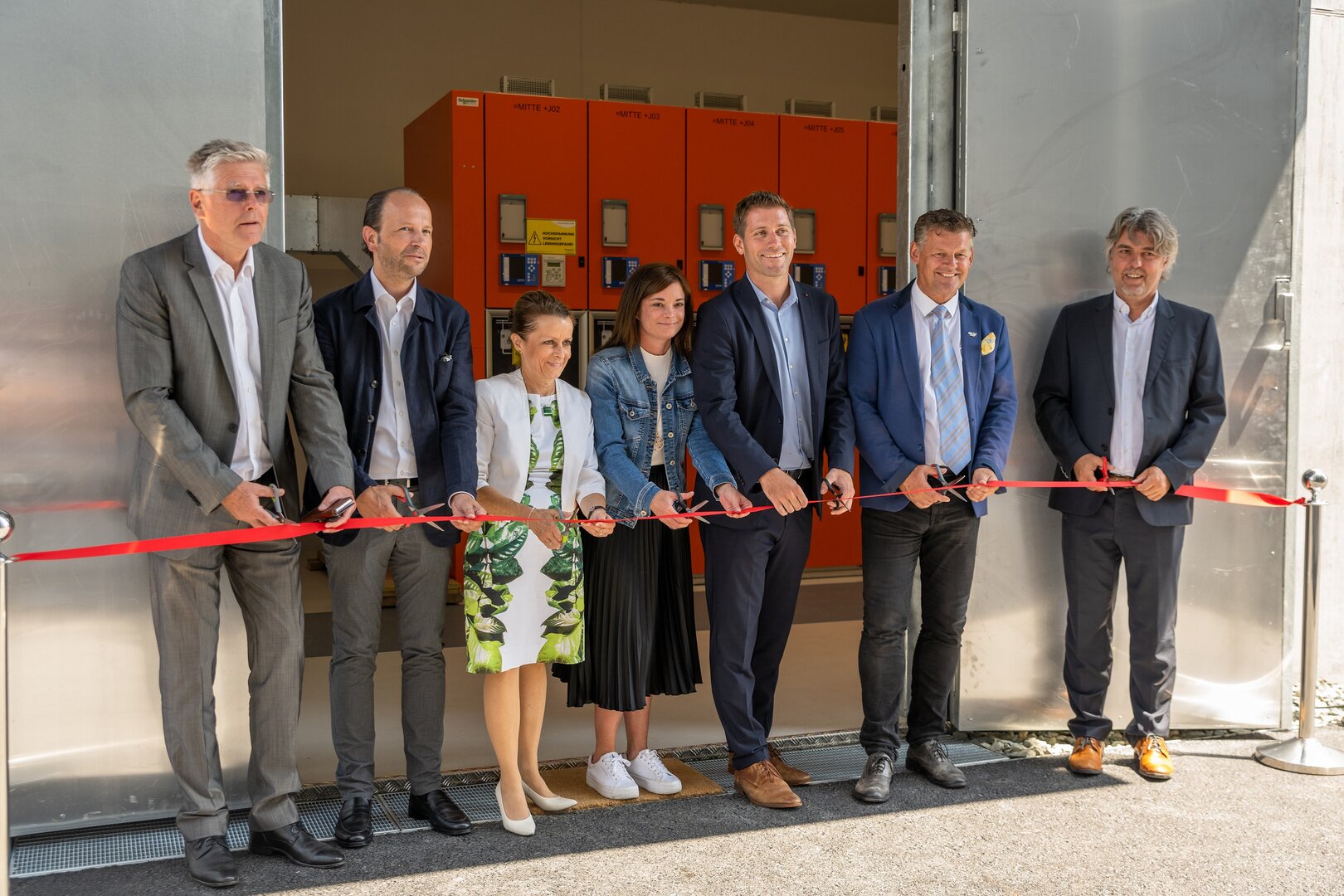 Das neue Umspannwerk Nord in Klagenfurt wird feierlich in Betrieb genommen Energie: (v.l. Vizebürgermeister Prof. Mag. Alois Dolinar; MMag. Dr. Jürgen Dumpelnik – Aufsichtsratsvorsitzender Stadtwerke Klagenfurt; Dr. Christine Dornaus – Vorstandsdirektorin Wiener Städtische Versicherung; Stadträtin Mag. Corinna Smrecnik; Vizebürgermeister Mag. Philipp Liesnig; Bürgermeister Christian Scheider; Ing. Mag. Harald Tschurnig – Geschäftsführung Energie Klagenfurt GmbH).
