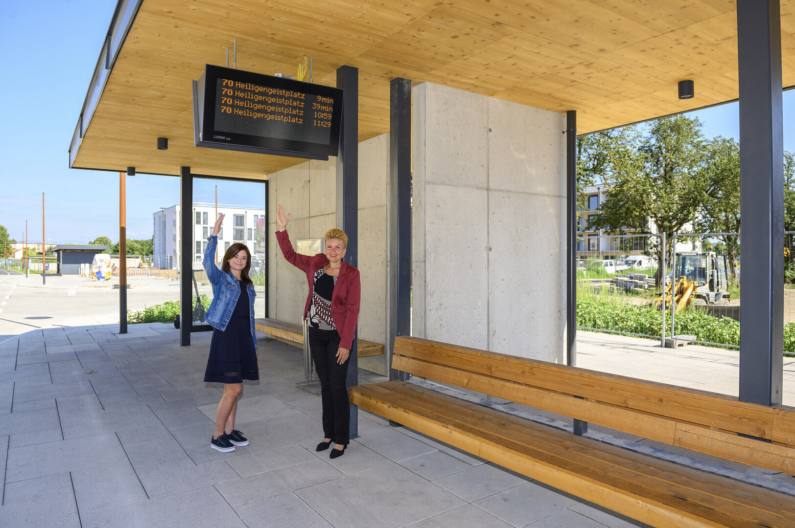 Die beiden zuständigen Referentinnen der Stadt Klagenfurt, Stadtplanungsreferentin Stadträtin Mag. Corinna Smrecnik und Straßenbaureferentin Stadträtin Sandra Wassermann waren kürzlich in Harbach vor Ort, um sich den Ausbau des Mobilitätsknoten anzusehen.   Foto: StadtKommunikation /Thomas Hude