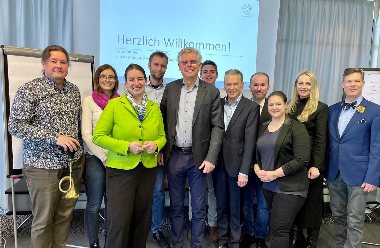 (v.li.): Forumsleiter Drazen Caric, BGM Silvia Häusl Benz aus  Pörtschach, Vizebürgermeister Prof. Mag. Alois Dolinar, Hausherr  Bürgermeister Ferdinand Vouk aus Velden, Zentralraum-Geschäftsführer Dr.  Adnan Alijagic, Guntram Huber und die Kommunalmanagerinnen und Manager aus den Kärntner Gemeinden. Foto: Büro Dolinar