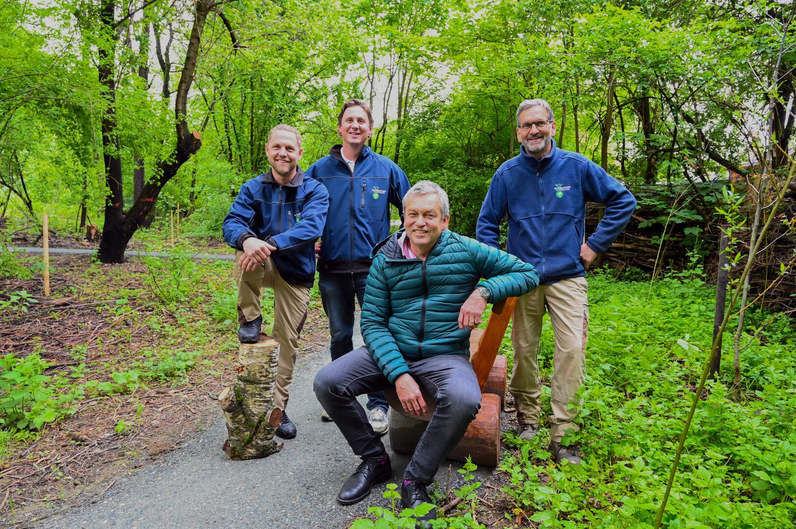 Bildtext: Stadtgartenreferent Stadtrat Max Habenicht und Mitarbeiter des Stadtgartenamtes bei der Eröffnung des Glanwäldchens. Foto: StadtKommunikation/Hronek