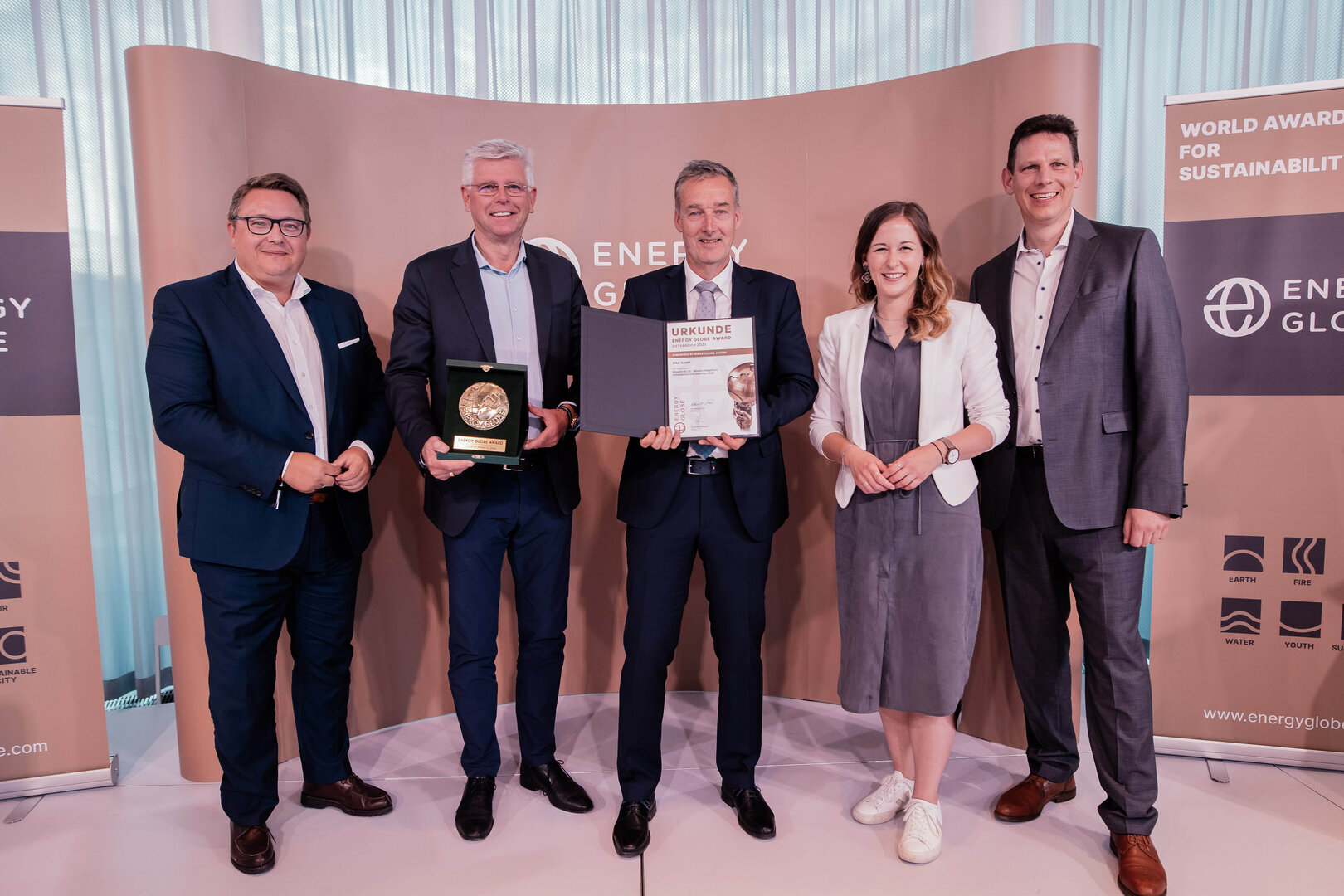 Vzbgm. Alois Dolinar und Wolfgang Hafner (Leiter Abt. Klima- und Umweltschutz) nahmen den Ehrenpreis in Empfang. 