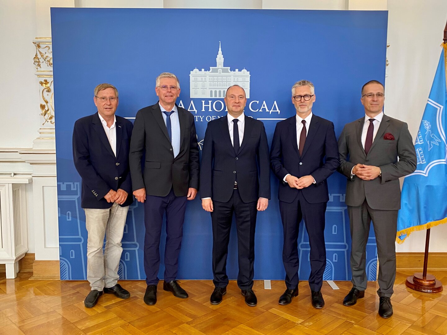 Vizebürgermeister Prof. Mag. Alois Dolinar und Gemeinderat Dr. Andreas Skorianz mit dem Bürgermeister von Novi Sad, Milan Đurić, dem Botschafter der Republik Österreich in Serbien, Christian Ebner und Honorarkonsul Zoran Tadić. Foto: Büro Vzbgm. Dolinar
