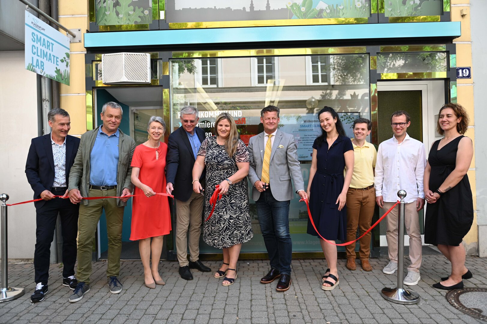Eröffnung des Smart Climate Lab mit Wolfgang Hafner (Leiter Abt. Klima- und Umweltschutz), StR. Max Habenicht, LH-Stv. Gaby Schaunig, Vzbgm. Alois Dolinar, Katrin Bolovich (BMK), Bgm. Christian Scheider und Mitarbeitern (v.l.n.r.). 
