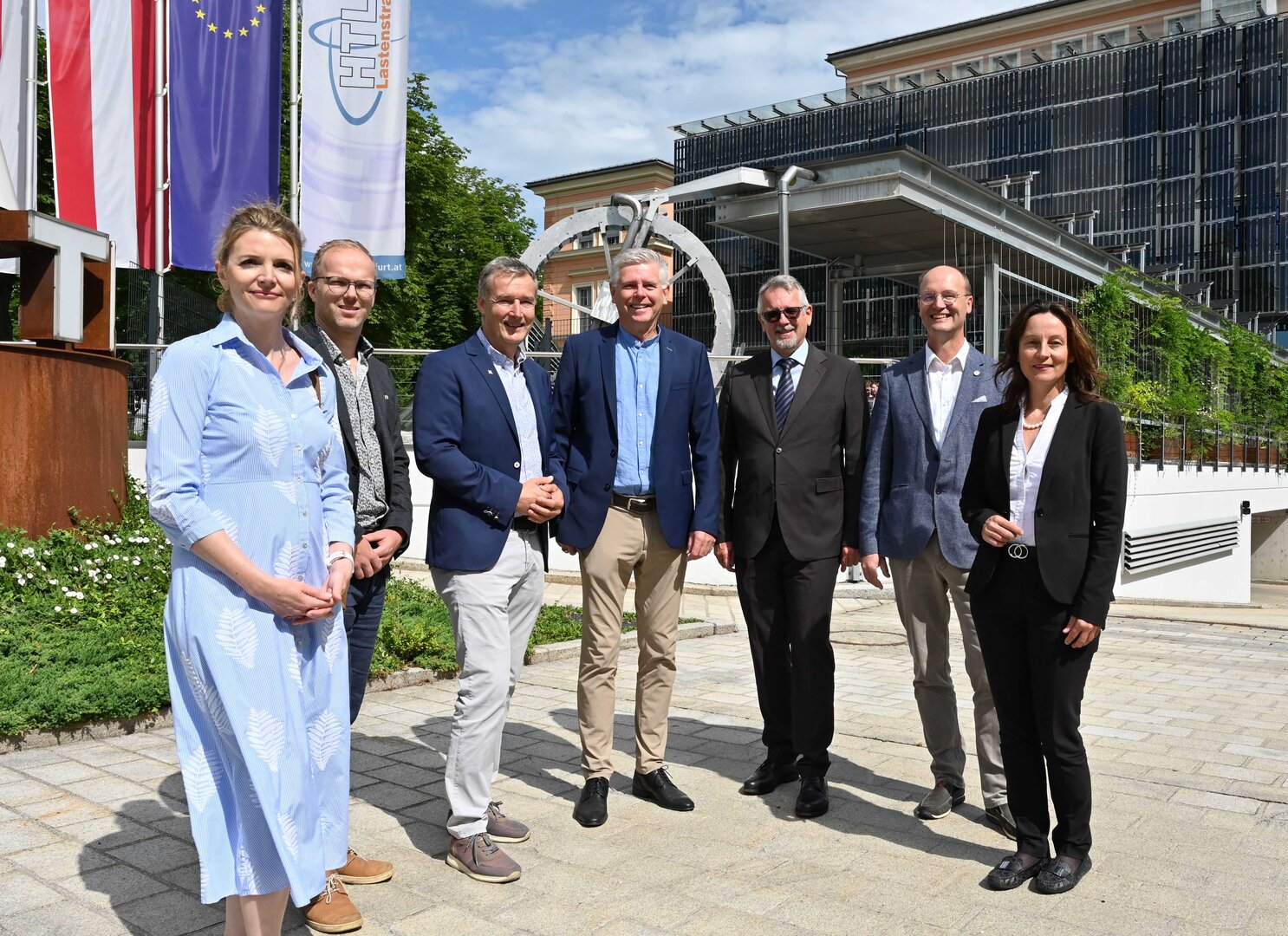 Freuten sich über das erfolgreiche GREENsChOOLENERGY Projekt: Birgit Bucher (Treibacher Industrie AG), Martin Granitzer (Land Kärnten), Wolfgang Hafner (Abt. Klima- & Umweltschutz), Vizebürgermeister Alois Dolinar, Wolfgang Pachatz (Bildungsministerium), Direktor Michael Archer und Bildungsdirektorin Isabella Penz.
