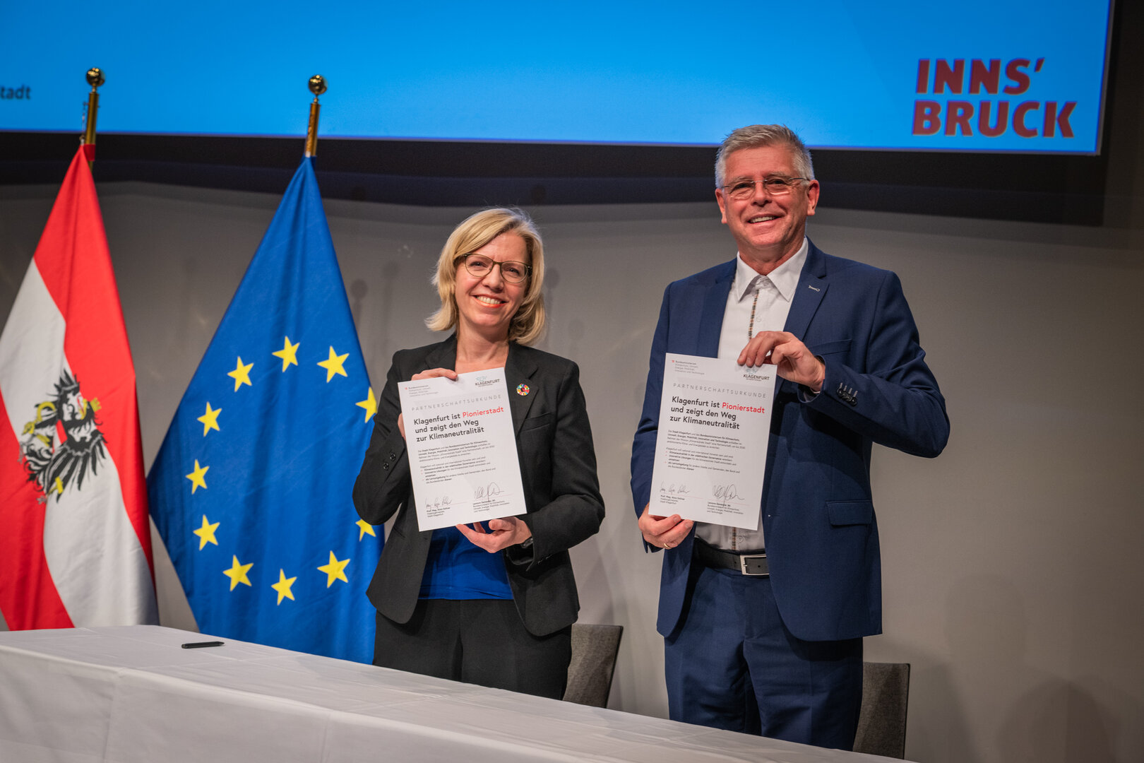 Bundesministerin für Klimaschutz Leonore Gewessler und Klima- und Umweltschutzreferent Vizebürgermeister Alois Dolinar unterzeichneten eine Partnerschaftsurkunde.