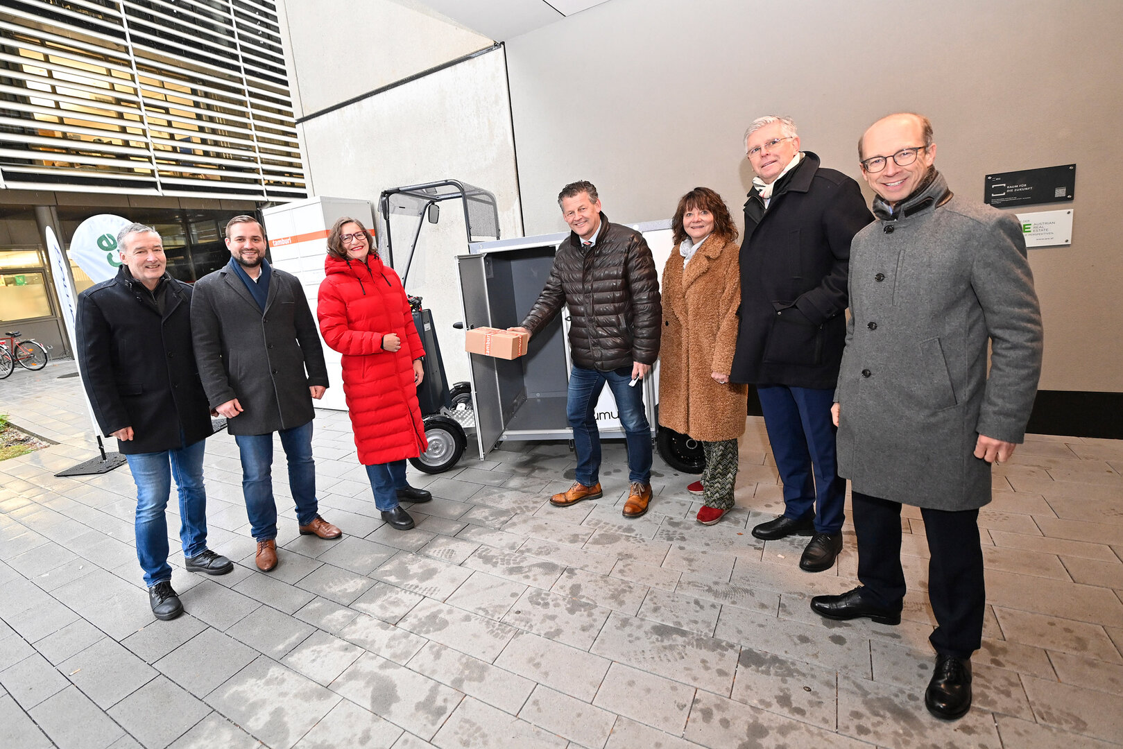 Projektpartner und Stadt präsentierten das neue, emissionsfreie Liefersystem „City Logistik Klagenfurt“ am Standort Magazingasse (v.l.n.r.): Wolfgang Hafner (Leiter Abt. Klima- und Umweltschutz), Dominic Allram (Tamburi), Stadträtin Constance Mochar, Bürgermeister Christian Scheider, Inga Horny (Klagenfurt Marketing), Vizebürgermeister Alois Dolinar und Paul Brandstätter (Veloce).