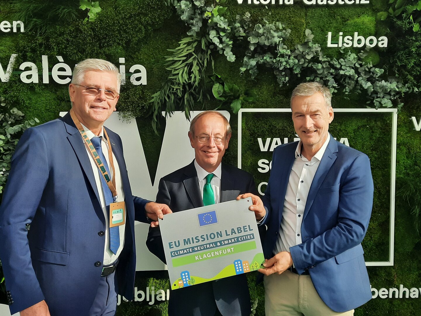 Klima- und Umweltschutzreferent Vizebürgermeister Prof. Mag. Alois Dolinar, Patrick Child (DG Environment) und Dr. Wolfgang Hafner (Leiter Abteilung Klima- und Umweltschutz) bei der EU-Mission-Label-Verleihung in Valencia. Foto: StadtKommunikation/KK
