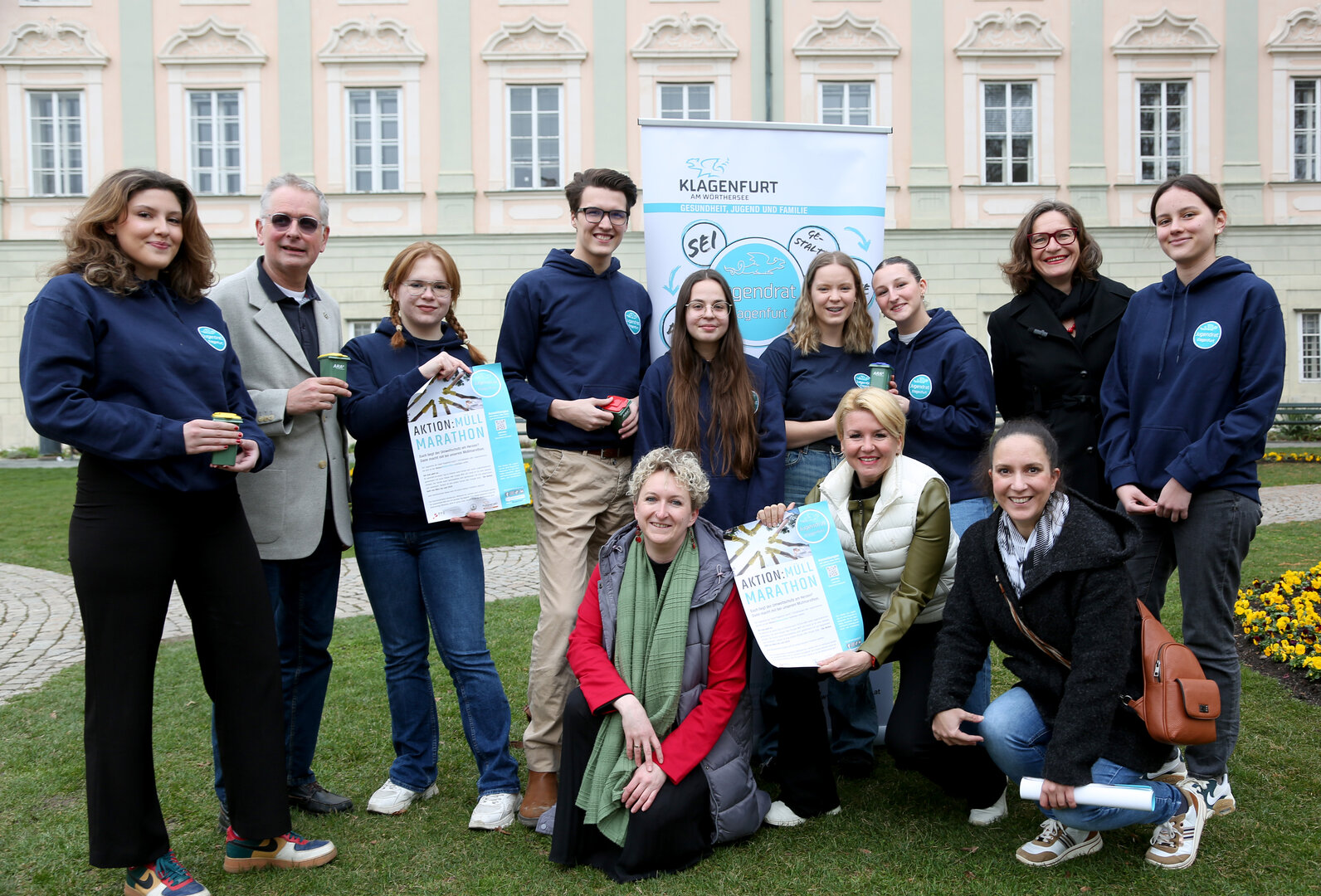 Vertreter des Klagenfurter Jugendrates trafen sich mit den zuständigen Referenten Jugend-Stadträtin DI Constance Mochar, Entsorgungsreferentin Stadträtin Sandra Wassermann, BA, und Umweltreferent Vizebürgermeister MMag. Dr. Alexander Kastner und präsentierten ihre Müllsammelaktion.  Foto: StadtKommunikation / Krainz