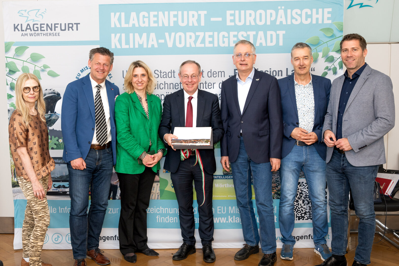 Patrick Child (Bildmitte), Bürgermeister Christian Scheider, die Vizebürgermeister Mag. Philipp Liesnig und MMag. Dr. Alexander Kastner sowie Dr. Wolfgang Hafner tauschten sich über die EU Cities Mission aus.