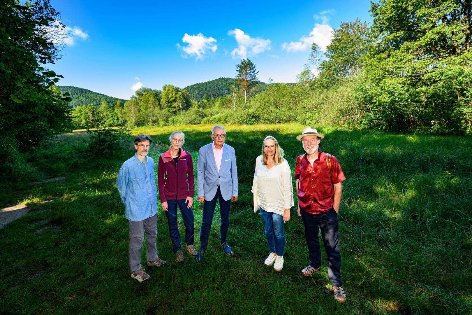 Eljalill Spazier (Abt. Klima- und Umweltschutz), Susanne Glatz-Jorde (E.C.O. Institut), Vizebürgermeister Alexander Kastner, Štefan Merkac (Abt. Klima- und Umweltschutz) und Roland Schiegl (ARGE Naturschutz) beim Lokalaugenschein bei einem Moor im Europaschutzgebiet Lendspitz-Maiernigg.