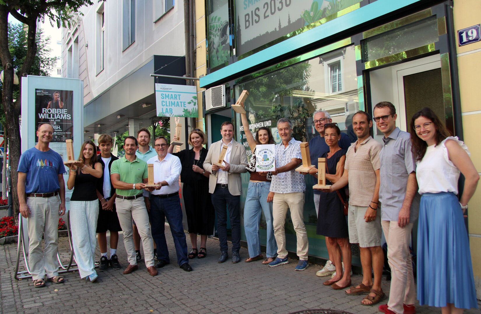 Klima- und Umweltschutzreferent Vzbgm. Patrick Jonke und Dr. Wolfgang Hafner, Leiter Abteilung Klima- und Umweltschutz, freuten sich mit den Vertretern der sieben Siegerprojekte des Klima-Ideenwettbewerbs.
