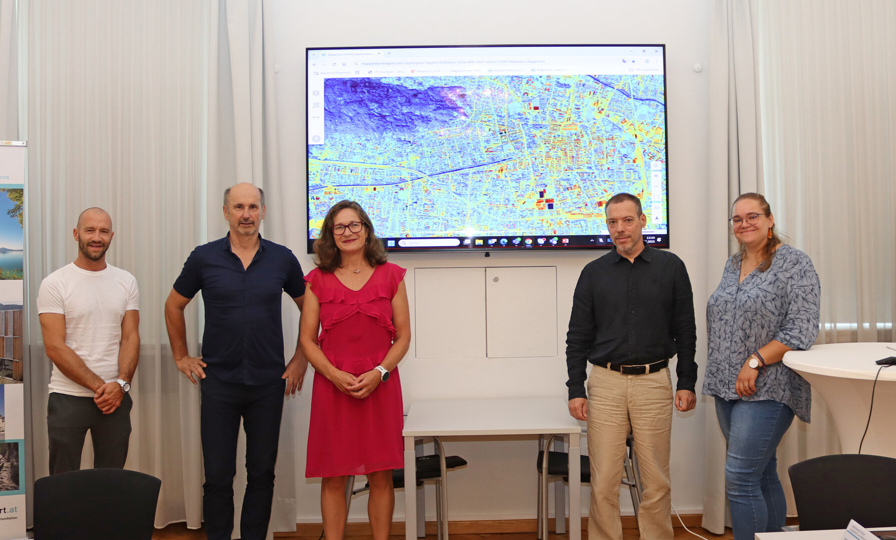 v.l. Michael Unterweger (Abt. Vermessung und Geoinformation), DI Günter Koren (Leiter der Abt. Vermessung und Geoinformation), Stadträtin DI Constance Mochar, DI Dr. Daniel Rüdisser (Physiker und Experte für städtische Hitze) und Sophia Klaußner, MSC (Universität Salzburg) präsentierten die Weiterentwicklung des Digitalen Zwillings.   Foto: SK/Tilli
