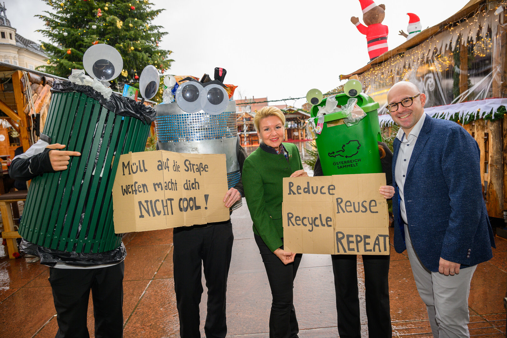 Vom Startpunkt Rathaus aus zogen die lebenden Mistkübel als „Müll-Ermittler“ durch die Innenstadt und sprachen Passanten direkt an.
