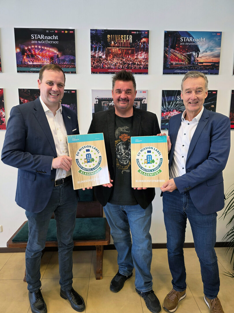 Stadt zeichnet fünf Klimaschutzpartner aus Vizebürgermeister Patrick Jonke und Dr. Wolfgang Hafner übergaben die EU-Mission-Label Holztafel an IP Media Geschäftsführer Gerfried Zmölnig.
