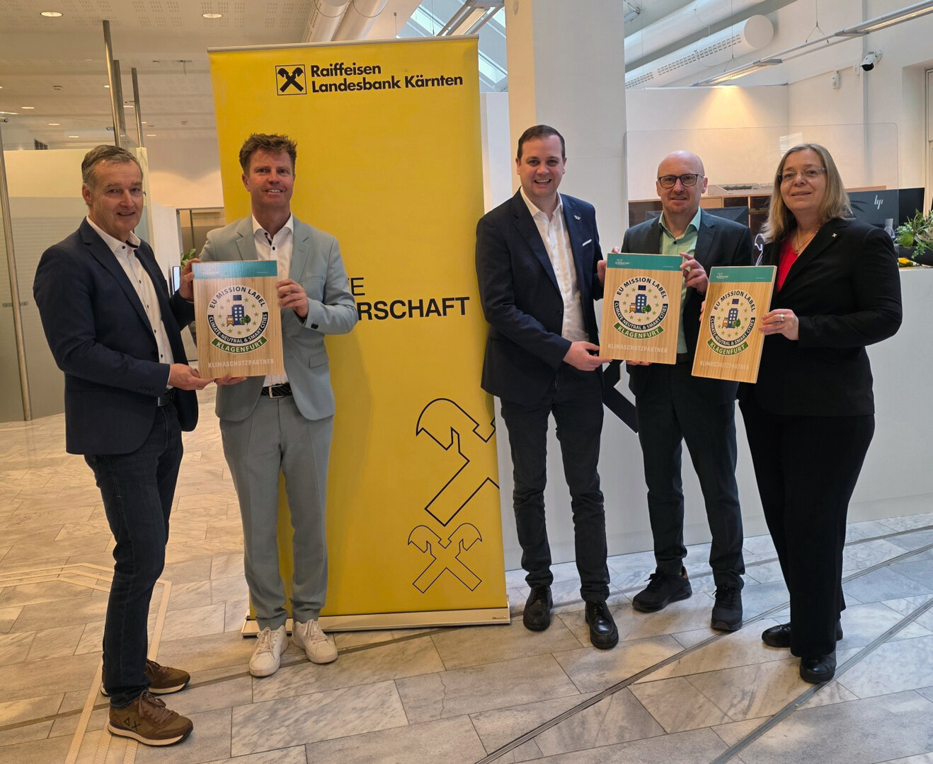 Dr. Wolfgang Hafner, Gernot Matschnig (Raiffeisen Privatkundengeschäft), Vizebürgermeister Patrick Jonke, Wolfgang Saiwald und Petra Ibounig-Eixelsberger (beide Raiffeisen Nachhaltigkeitsmanagement) freuen sich über die neue Klimaschutzpartnerschaft.