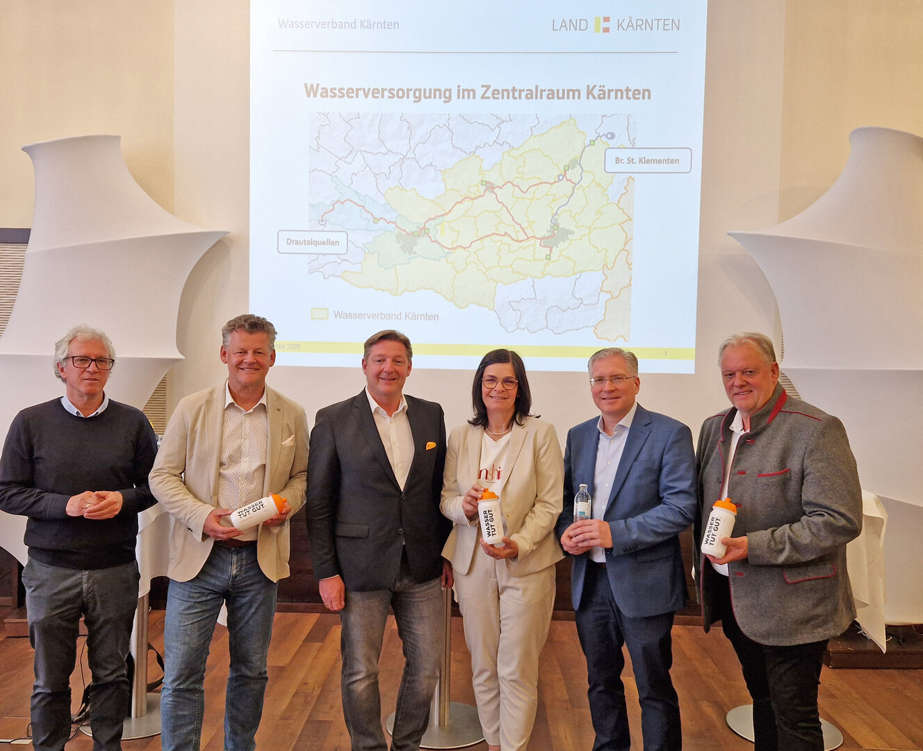 V.l. DI Erich Eibensteiner, Bgm. Christian Scheider, Bgm. Günther Albel, LR Marika Lagger-Pöllinger, Bgm. Ing. Martin Kulmer und Bgm. Martin Treffner präsentieren Details zur Wasserschiene Kärnten. Foto: SK