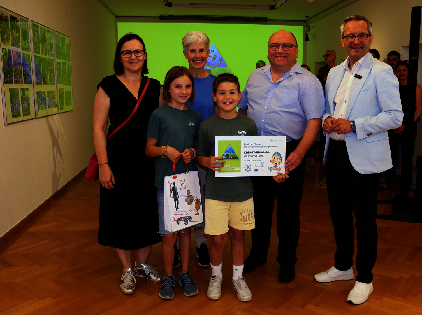 Kulturreferent Stadtrat Mag. Franz Petritz und Leiter der Abteilung Kultur Mag. Alexander Gerdanovits mit den kleinen Künstlern und ihren Lehrerinnen der VS Kreuzbergl bei der Vernissage zum Thema „Biodiversität entdecken“ im Living Studio der Stadtgalerie Klagenfurt. Foto: StadtKommunikation/Buchner