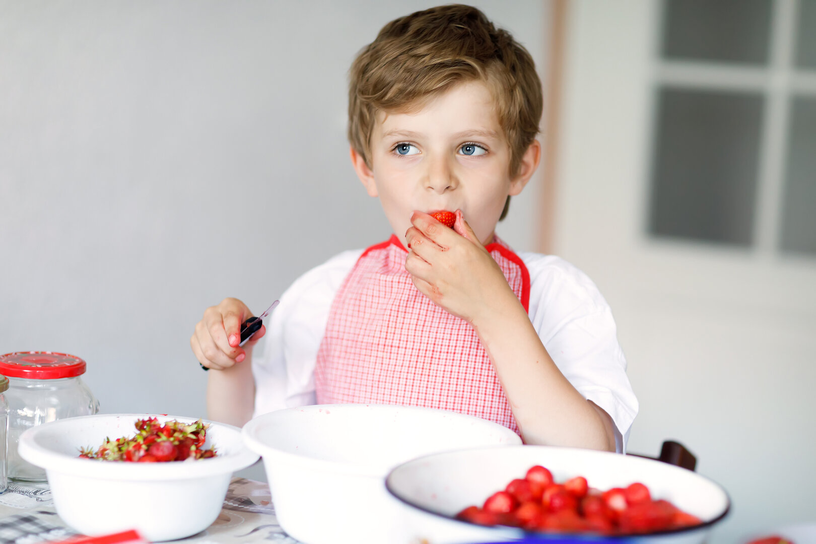 Das Einkochen von Erdbeeren ist mehr als Vorrat, es ist ein kleines Ritual.