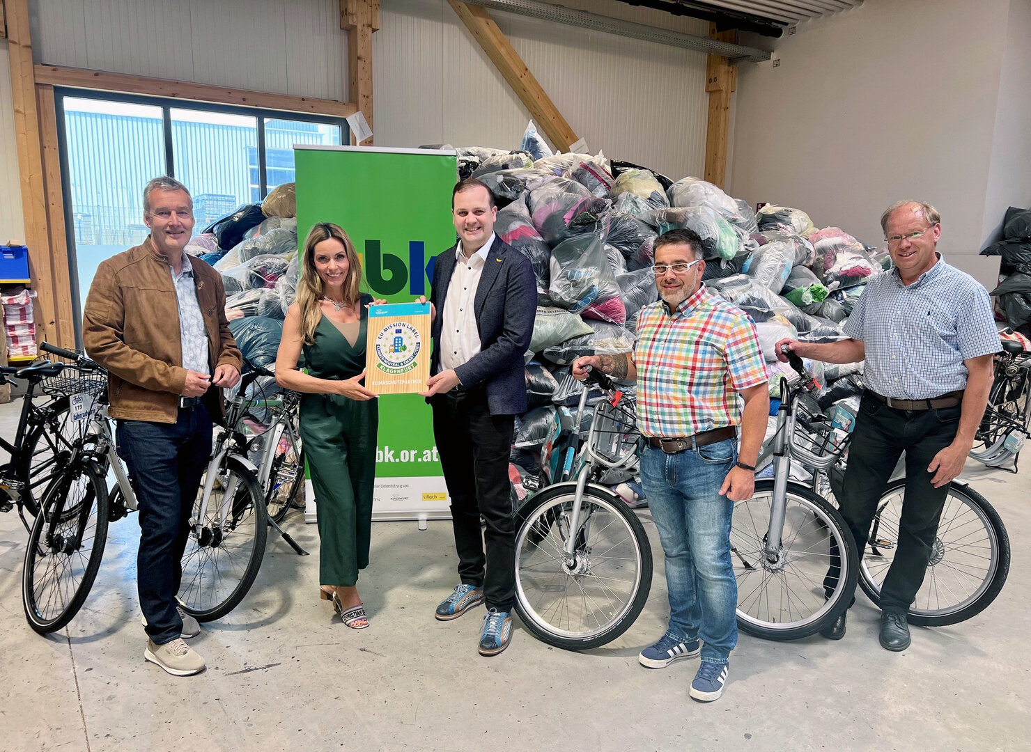 Die SBK erhielt von Vizebürgermeister Patrick Jonke und Dr. Wolfgang Hafner (Leiter Abt. Klima- und Umweltschutz) als neuer Klimaschutzpartner das EU-Mission-Label aus Holz. 