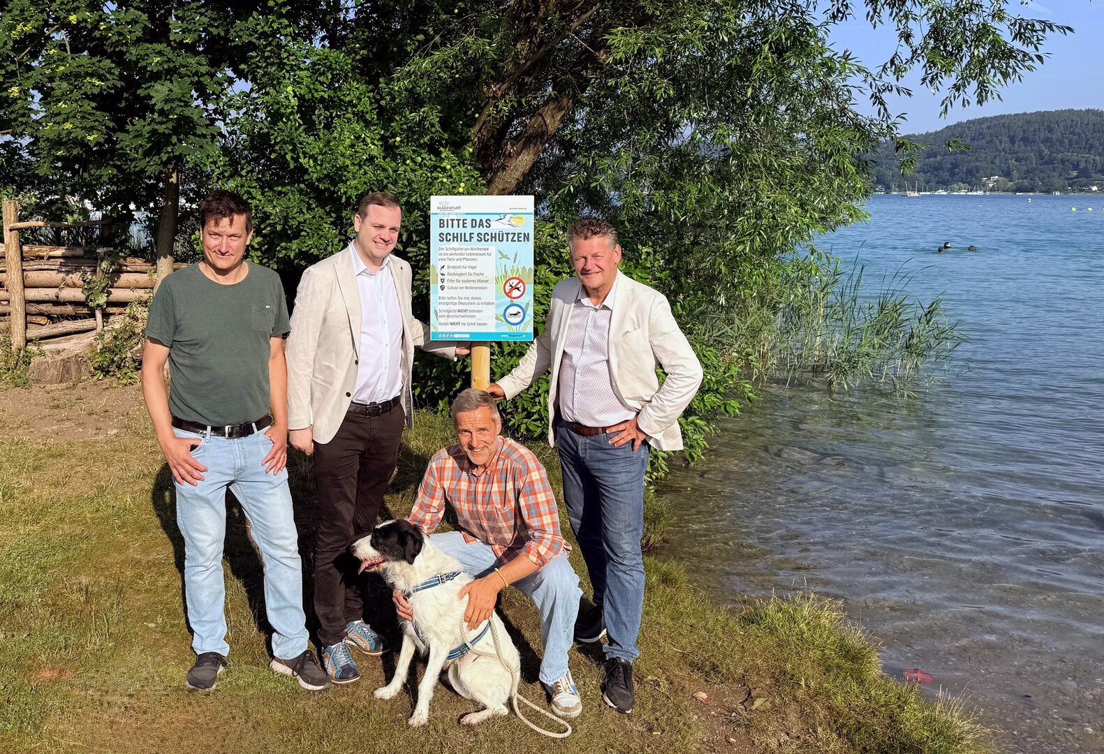 DDI Dr. Reinhold Totschnig (Abt. Klima- und Umweltschutz), Klima- und Umweltschutzreferent Vizebürgermeister Patrick Jonke, Tierschutzreferent Bürgermeister Christian Scheider und Gemeinderat Michael Gussnig mit Hund Francis beim Lokalaugenschein auf der Hundewiese.
