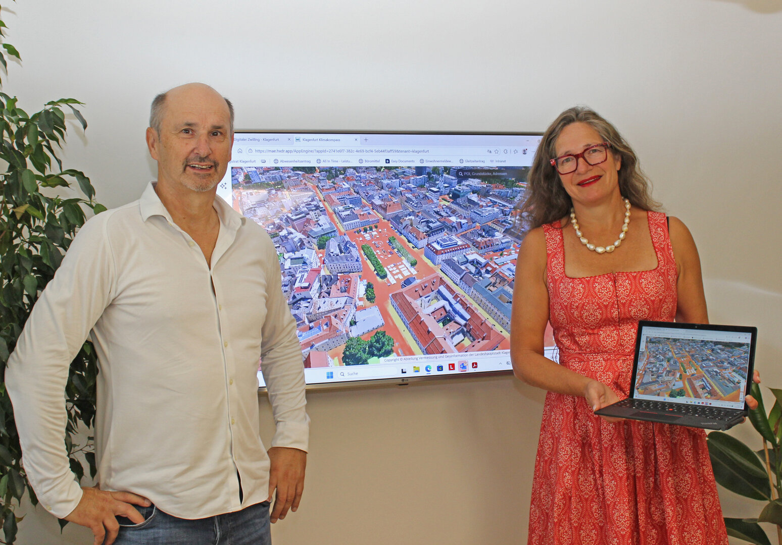 DI Günter Koren und Stadträtin DI Constance Mochar zeigen die neusten Entwicklungen im Digitalen Zwilling, dem 3D-Modell der Stadt.  Foto: SK/Glinik