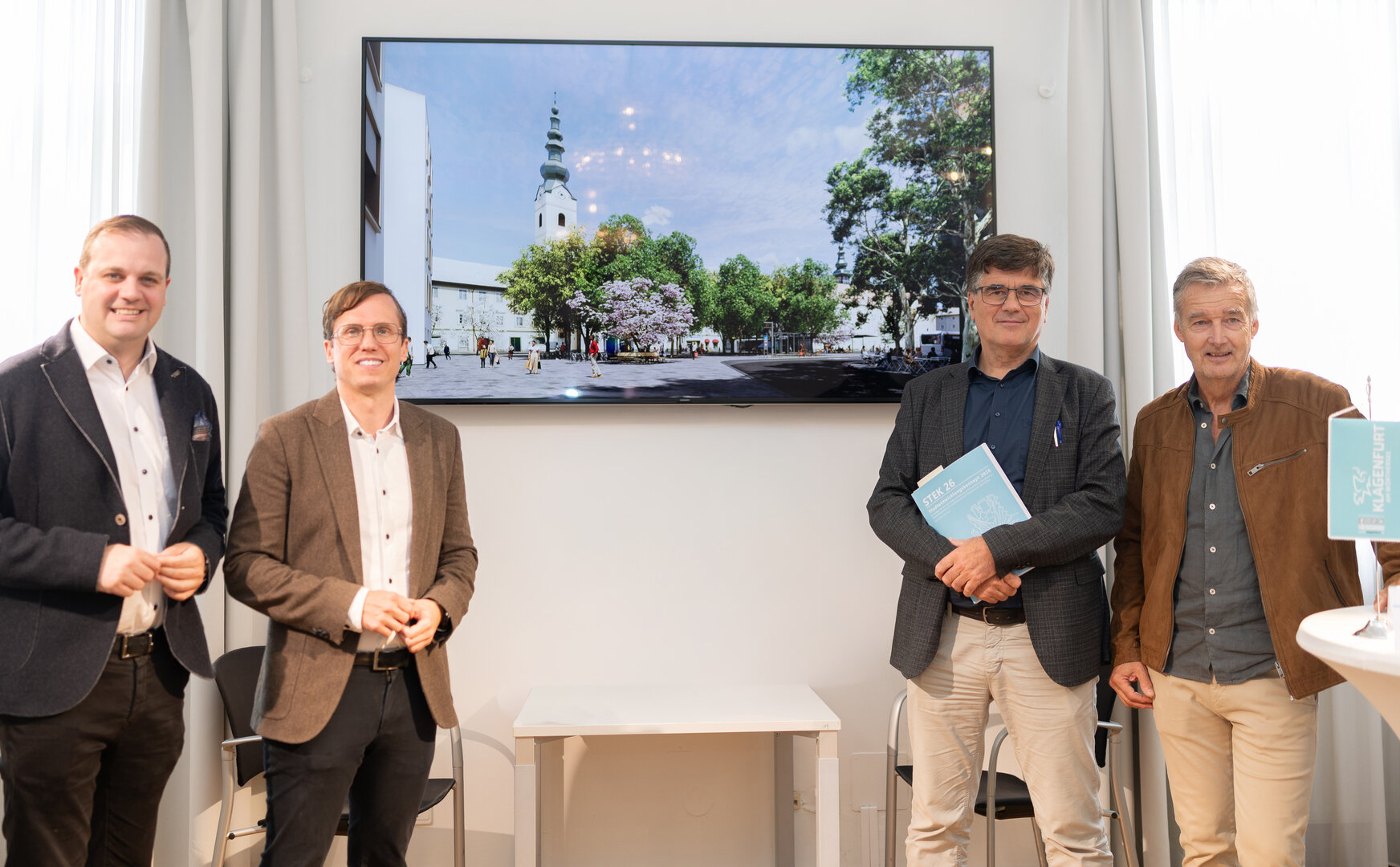 Vzbgm. Patrick Jonke, Vzbgm. Roland Rabitsch mit den beiden Abteilungsleitern DI Robert Piechl und Dr. Wolfgang Hafner bei der Präsentation von „Cool Down Klagenfurt“. Foto: SK/Zangerle